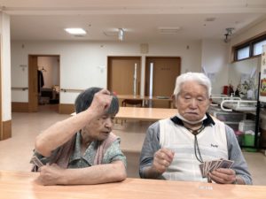 老人ホームでトランプ