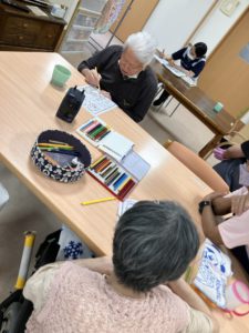 利用者様が塗り絵をされている様子