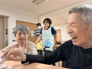 老人ホーム、トランプ