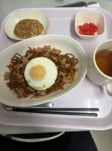フローレンス川島田で入居者様が調理職を食べている様子