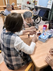 老人ホームでネイル